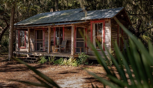 Rum Runner's Cabin w/docks, pool, & private firepit on Emma's Driftwood Farm in Darien