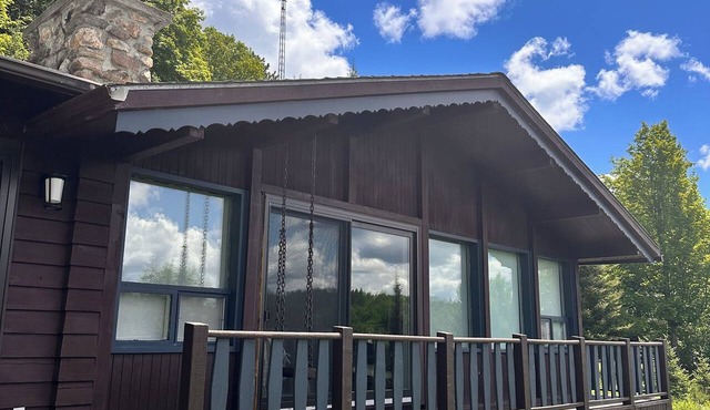 Rustic chalet - directly on the lake with sandy beach in Nominingue