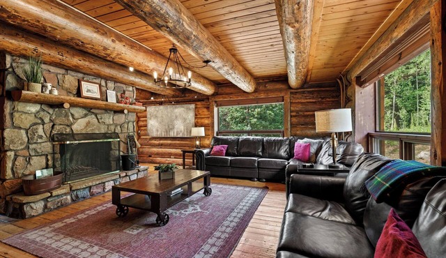 Rustic & Spacious Log Cabin w/Private Hot Tub, Amazing Views, 4 Miles to Ski in Durango