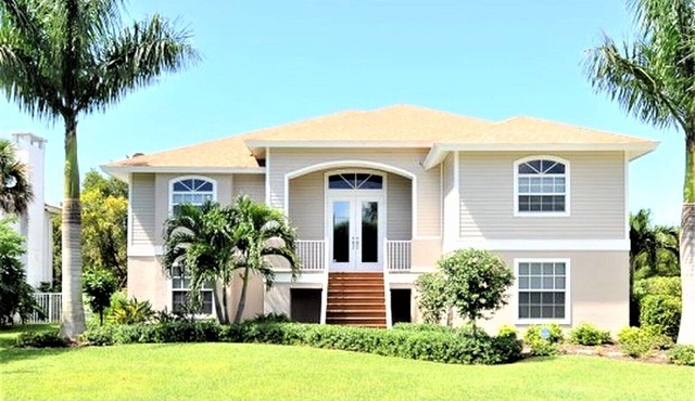 Sanibel tranquility - 4 bedroom, 3 bathroom, heated pool, minutes walk to beach in Sanibel