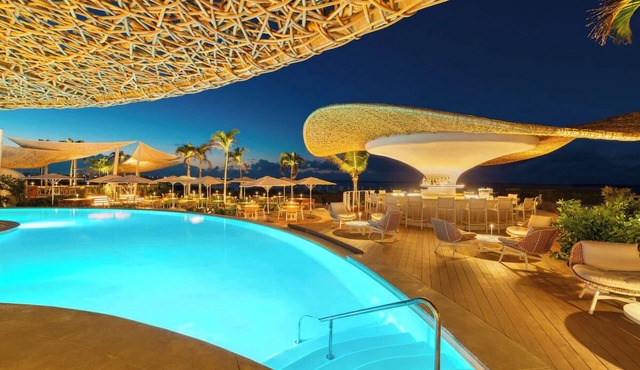 Seaside Relaxation with Pool, Gourmet Dining, and Unbeatable Ocean Views in The Bight Settlement
