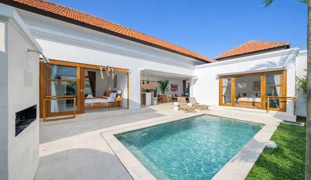 Serene 2BR Stay w Huge Pool, Beach Nearby & Garden in Kecamatan Kuta Utara