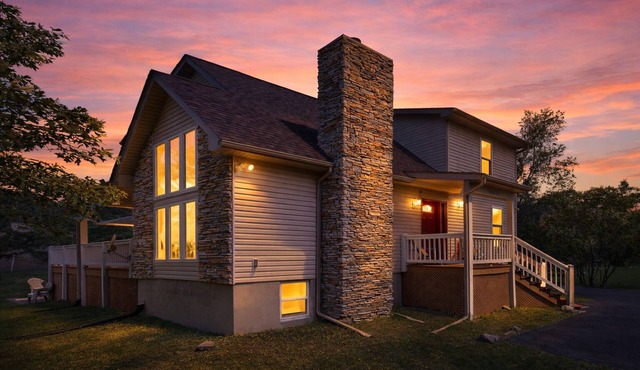 Ski retreat w/5BR, hot tub, huge game room, Pet Friendly in Albrightsville