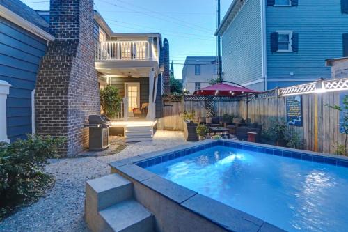 Sleeps 6 On-Site Parking Pets Heated Pool in Private Garden 1828 Cottage in Savannah