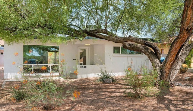 Smart Home with Tech Room, Outdoor Entertainment and Pet-Friendly! in Tucson