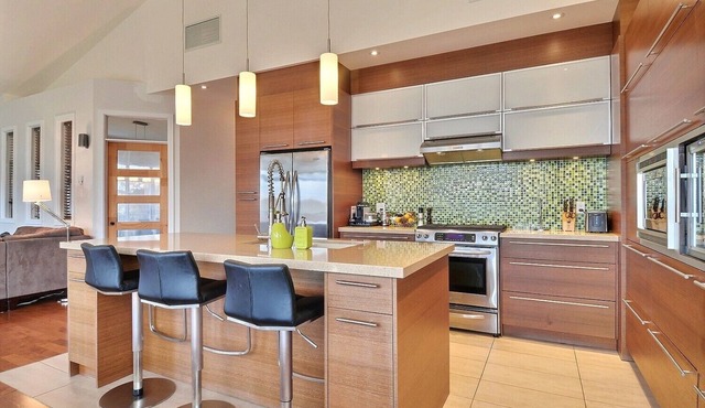 Spacious 3 bedrooms apartment, river view! in Montréal