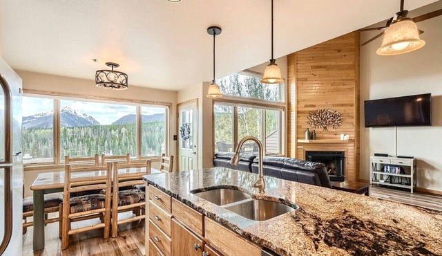 Spacious Mountain Condo with Panoramic Views and Shared Hot Tubs in Silverthorne