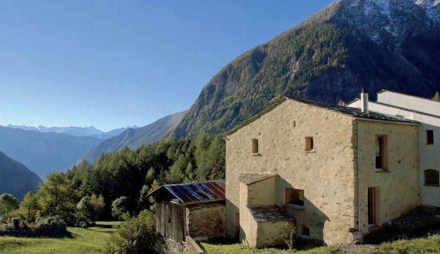 Stone house - Holidays in a listed building in Brusio
