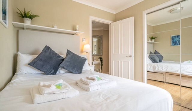 Stunning City Centre Apartment with Swimming Pool & Parking in Edinburgh