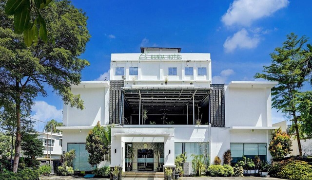 Stylish DBL Suite Escape W/Free WiFi and Parking in Padang