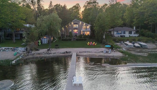 Stylish Sandy Beach 4-Bed Waterfront in Tiny