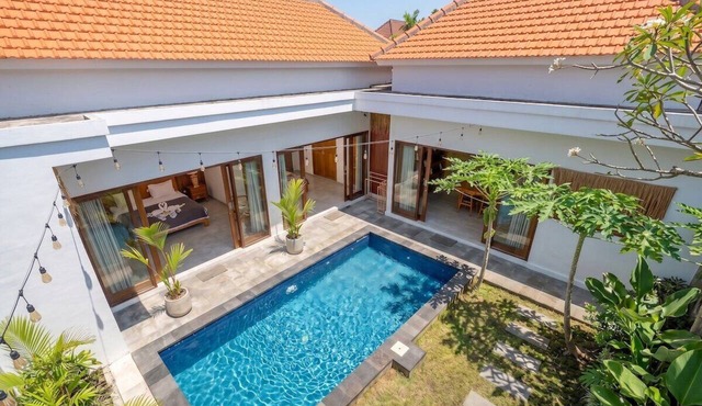 Tropical 2BR Villa w Beach Nearby, Patio & Pool in Mengwi