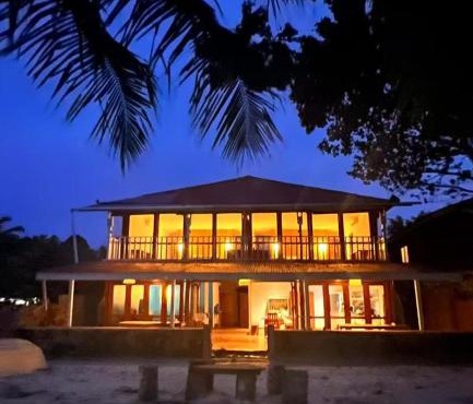 Twin Palms Villa and Homestay in Tuapejat
