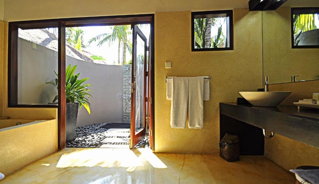 Two bedrooms villa with private pool, large landscape garden and kitchen in Candidasa
