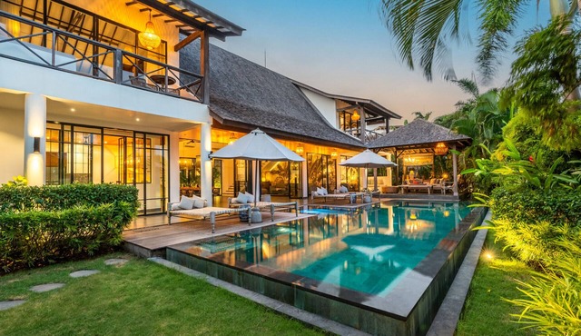 Two Private Pools Tropical Garden Beach walk in Canggu