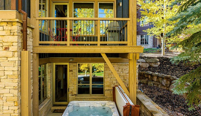 Unbeatable Location, Hot Tub, Luxury Townhome Park City Silver Star Ultimate! Ski In- Out! in Park City