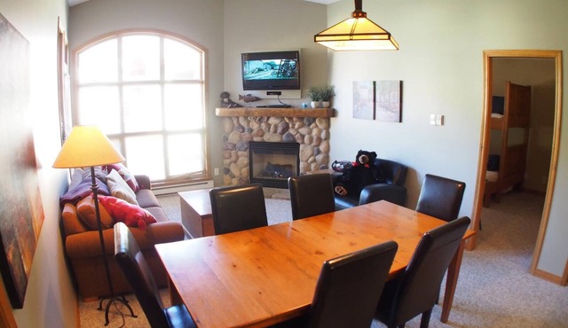 Upper floor 2 bedroom condo with courtyard view and easy access to ski runs in Sun Peaks