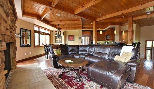Upscale chalet with private hot tub . Five minutes to blue mountain village . in The Blue Mountains