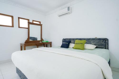 Urbanview Hotel Syariah Ratu Kuring Gisting by RedDoorz in Banjarnegeri