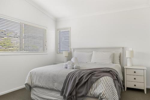 Villa at the Lake - Elegant 3BR Retreat Steps from Lake Taupō in Taupo