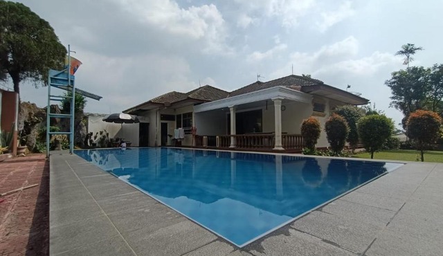 villa romi in Puncak