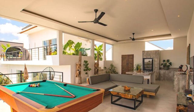 Villa Tortuga · Rice field view in seminiak Beach 3 bedrooms villa in Kuta