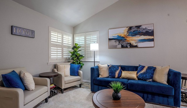 Vine Cottage- A Spacious, charming home-Walk to the square and SWU! in Georgetown