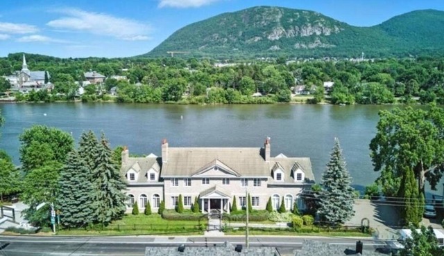 Wake Up to Mont-Saint-Hilaire Views — Waterfront Home Near Montreal in Beloeil