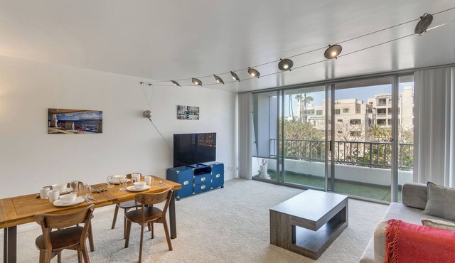Walk to Beach & Boardwalk! Condo in Santa Monica in Santa Monica