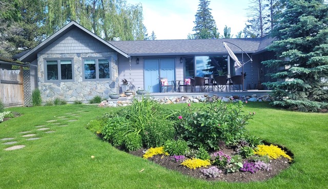 YOUR WINTER LAKE HOUSE GETAWAY AWAITS YOU :) in Invermere