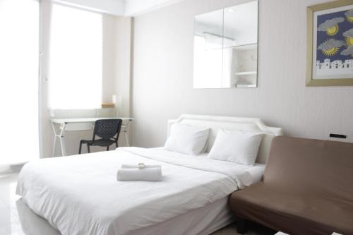 Bright Studio Room at Dago Suites Apartment near ITB By Travelio in Bandung