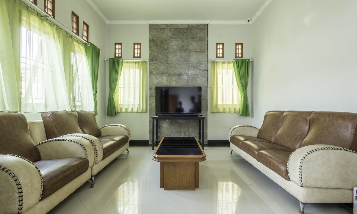 West Cirebon Hotel | OYO 2072 Wisma Teratai