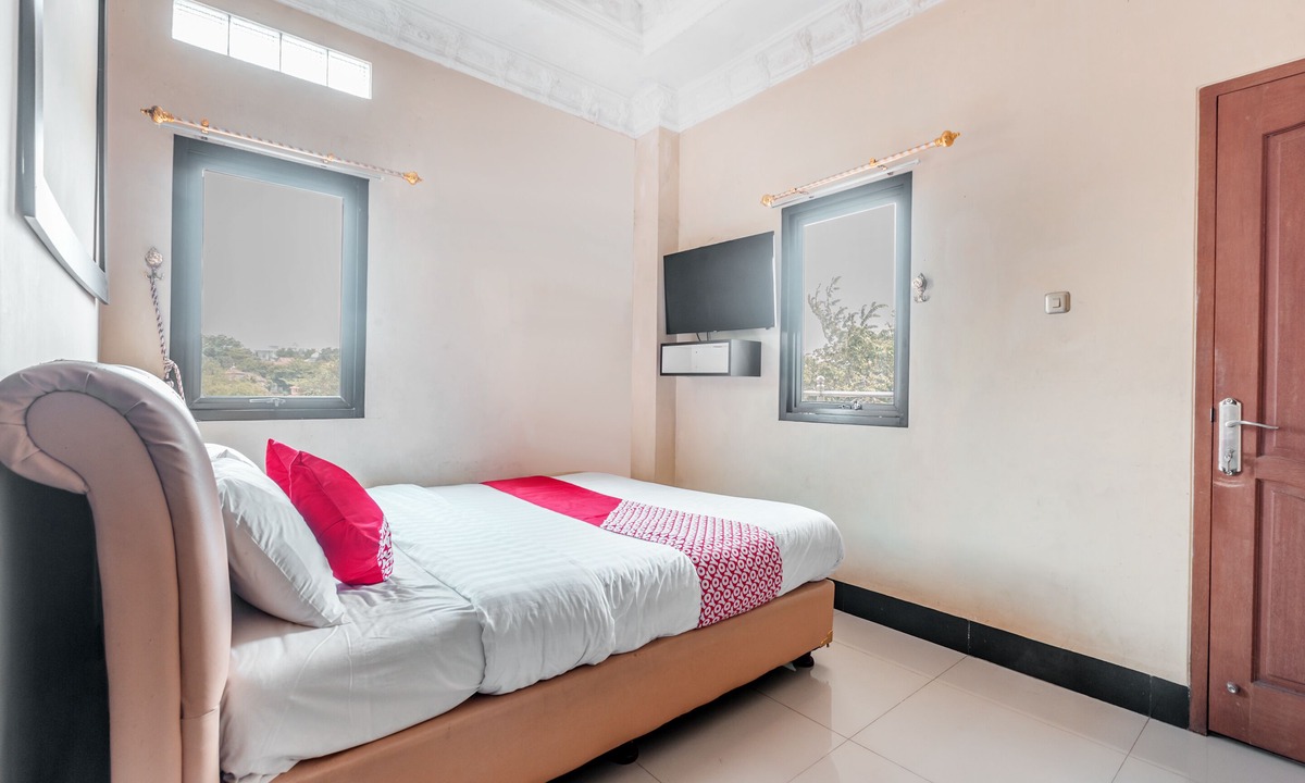 Cibinong Hotel | Super OYO 1640 Fallinda Hotel