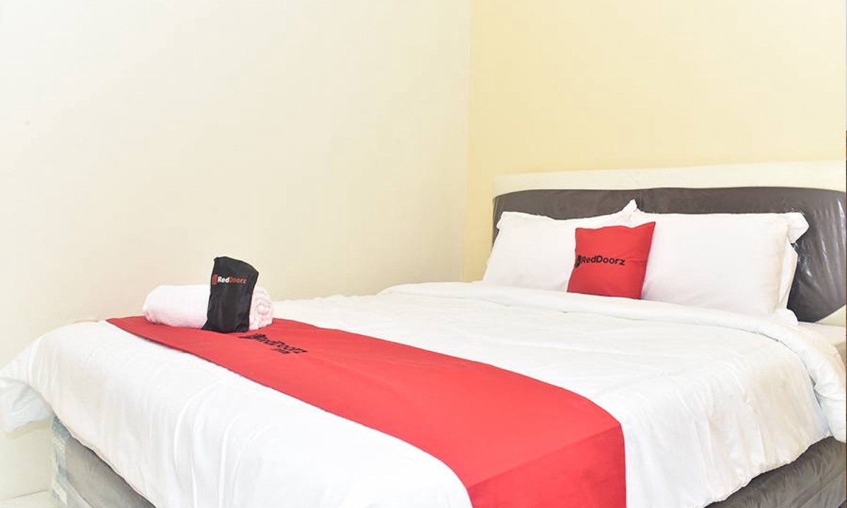 Waru House | RedDoorz Syariah near Exit Tol Waru