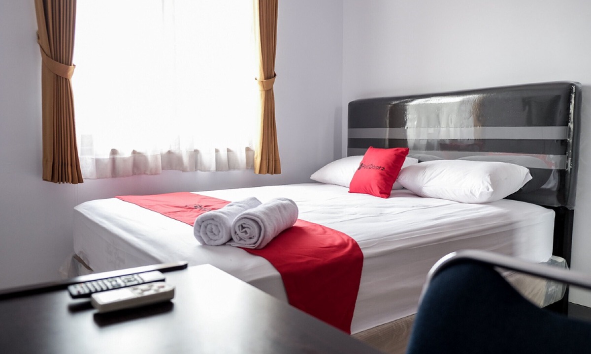 Binong Hotel | RedDoorz near Supermall Karawaci 2