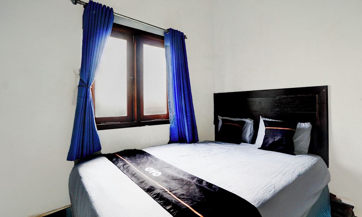 Blitar Hotel | OYO 94818 Sabina House Syariah