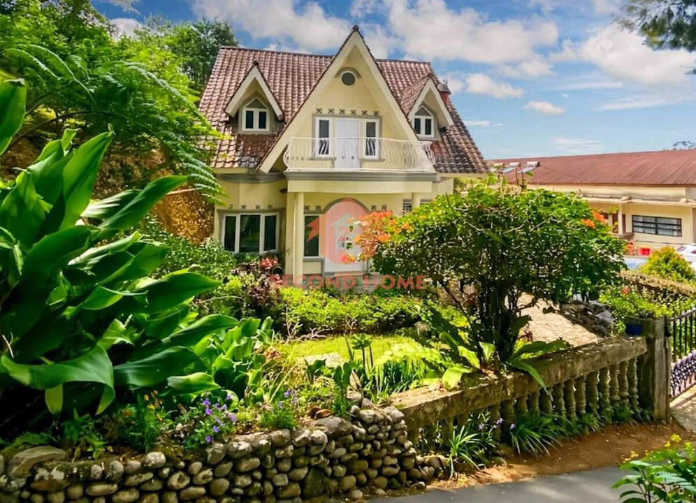 Cipanas Villa | Large & Cheap 3BR Puncak Villa BBQ pit