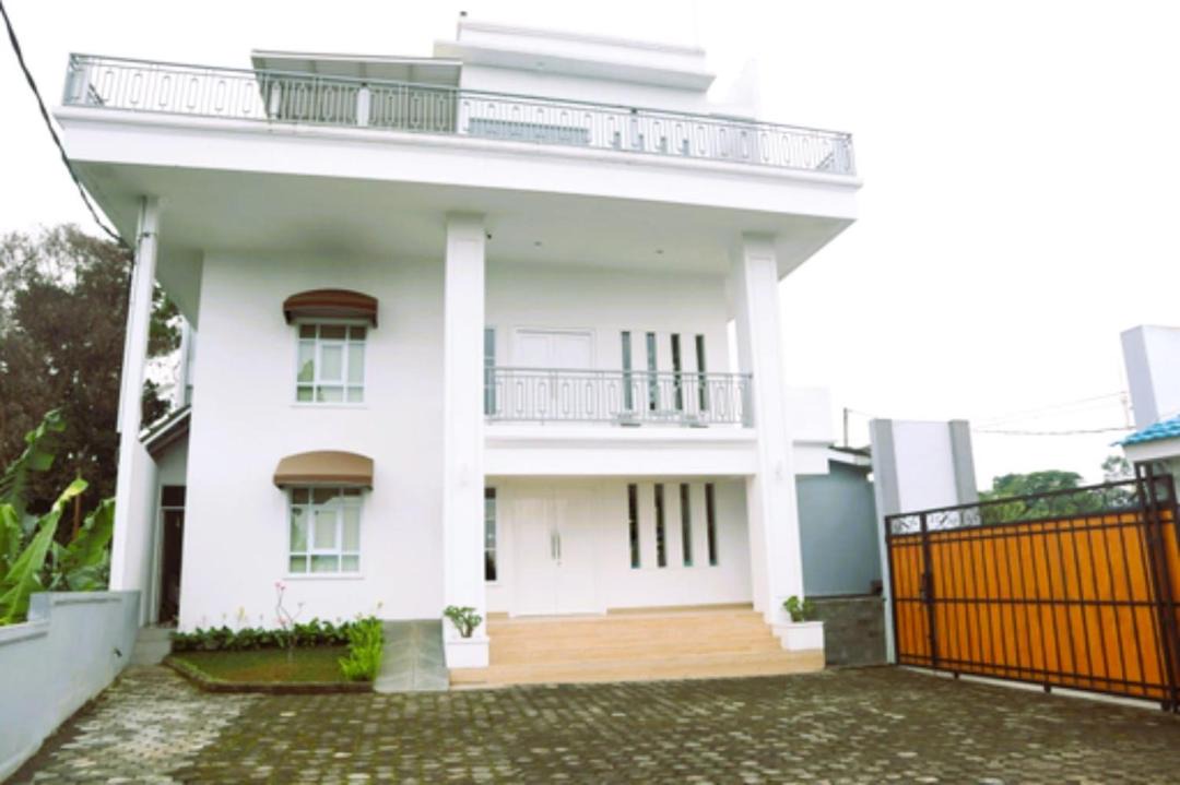 Lembang Villa | De Peak Point Villa by BWB Lembang