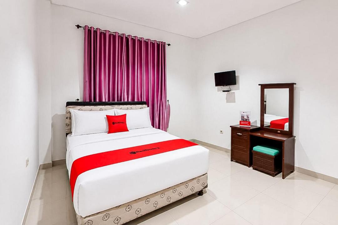 Pondok Ranji House | RedDoorz at Residence Bintaro
