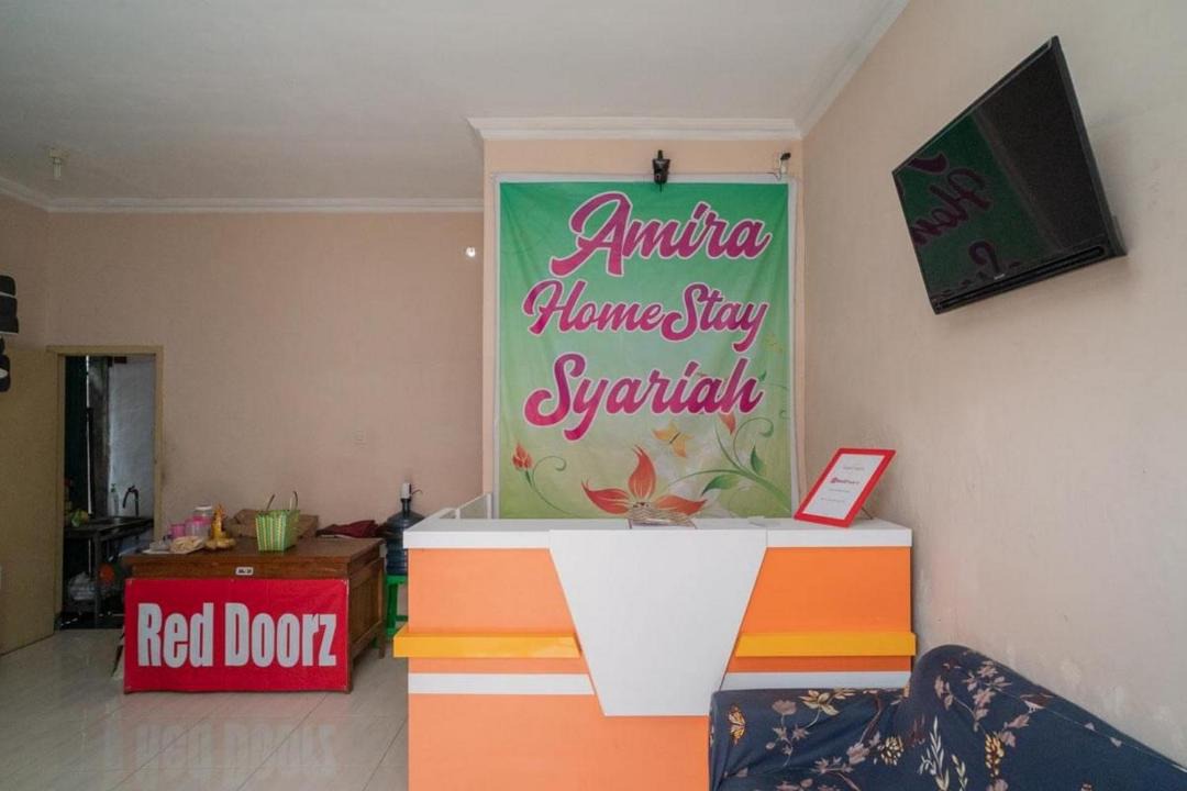 Sidoarjo Hotel | RedDoorz Syariah near Lippo Plaza Sidoarjo