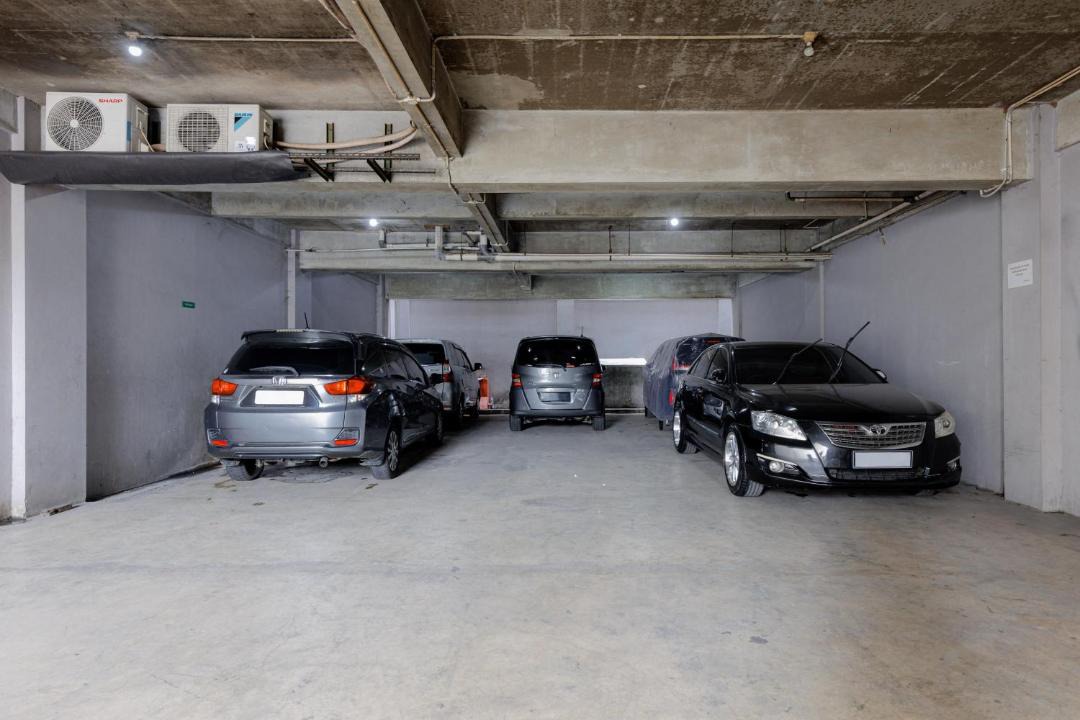 Jakarta House | RedDoorz Plus near Green Pramuka Square Mall