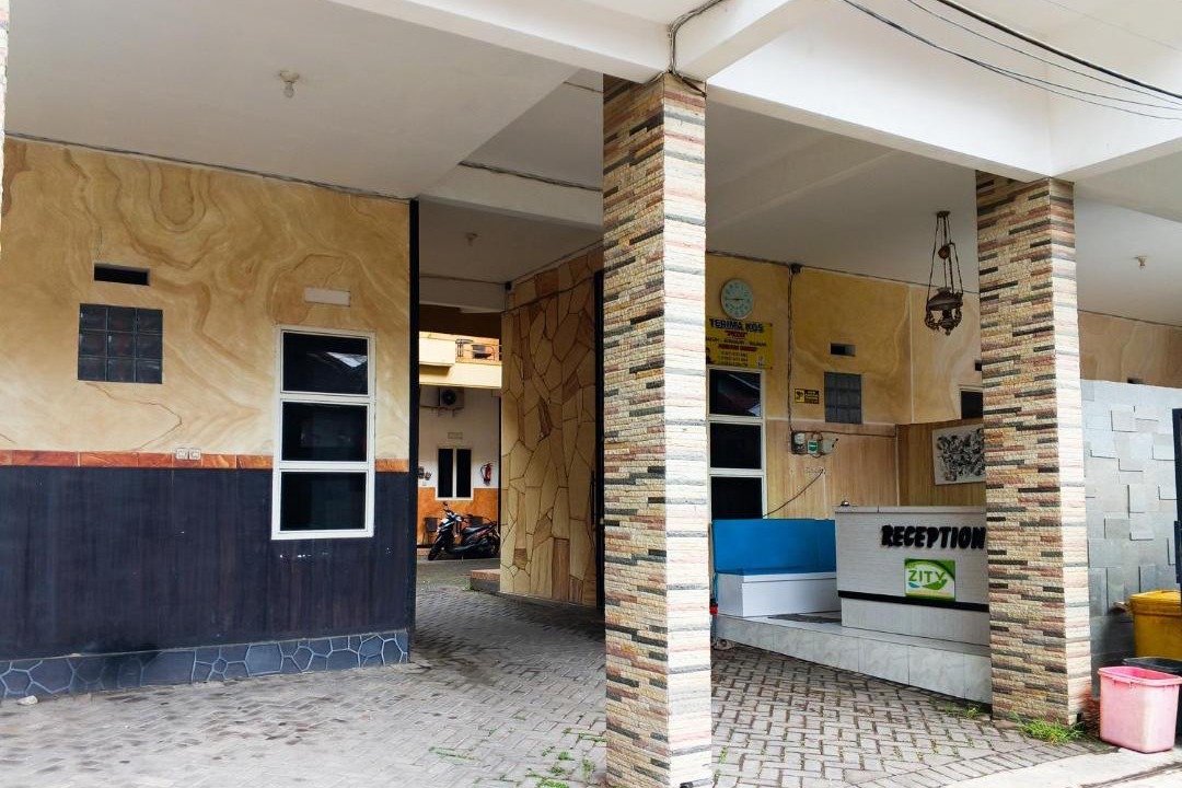 Patrang Hotel | De Zity Homestay RedPartner near Alun Alun Jember