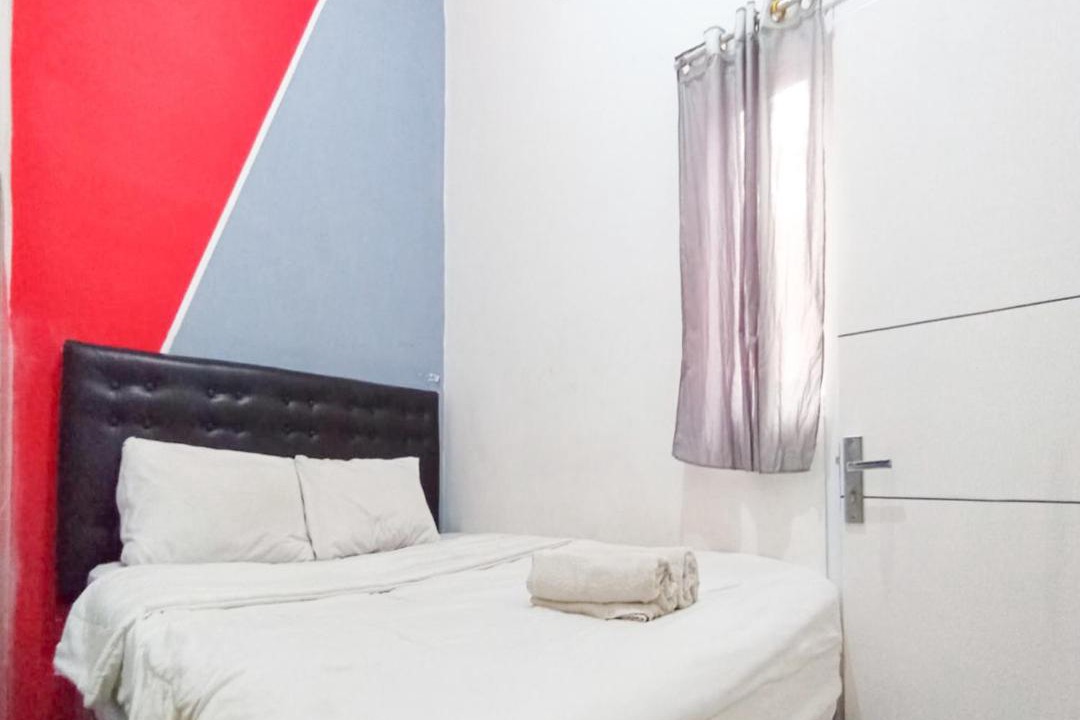 Jombang Hotel | Ariska Room near Alun Alun Jombang RedPartner