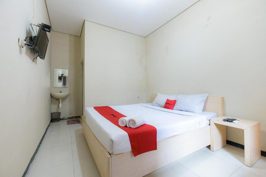 Suko Manunggal Hotel | RedDoorz at Osuko Residence Sukomanunggal Jaya