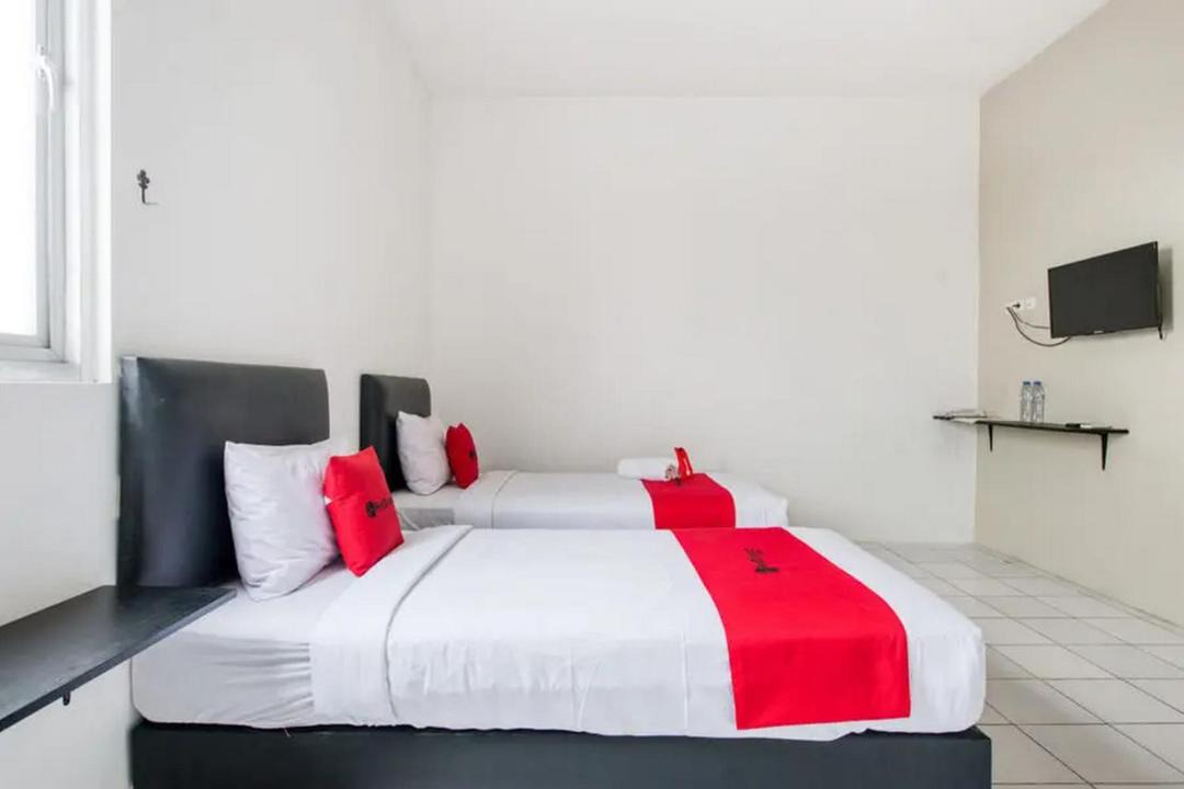 Gresik Hotel | RedDoorz Plus near Galaxy Mall