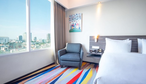 Standard Room, 1 Queen Bed (with Free Breakfast)