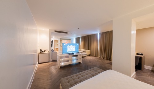 Junior Suite - Free 3pcs Laundry 