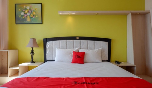 Suite (RedDoorz)