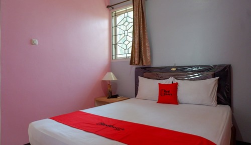 Double Room (RedDoorz)