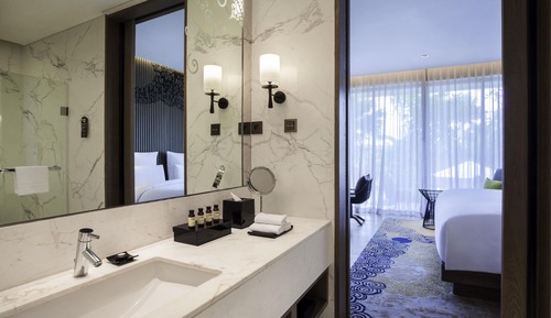 Suite, 1 King Bed, Pool Access